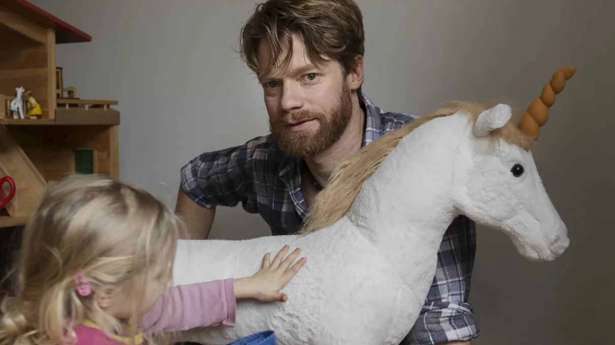 Vater spielt mit Kind